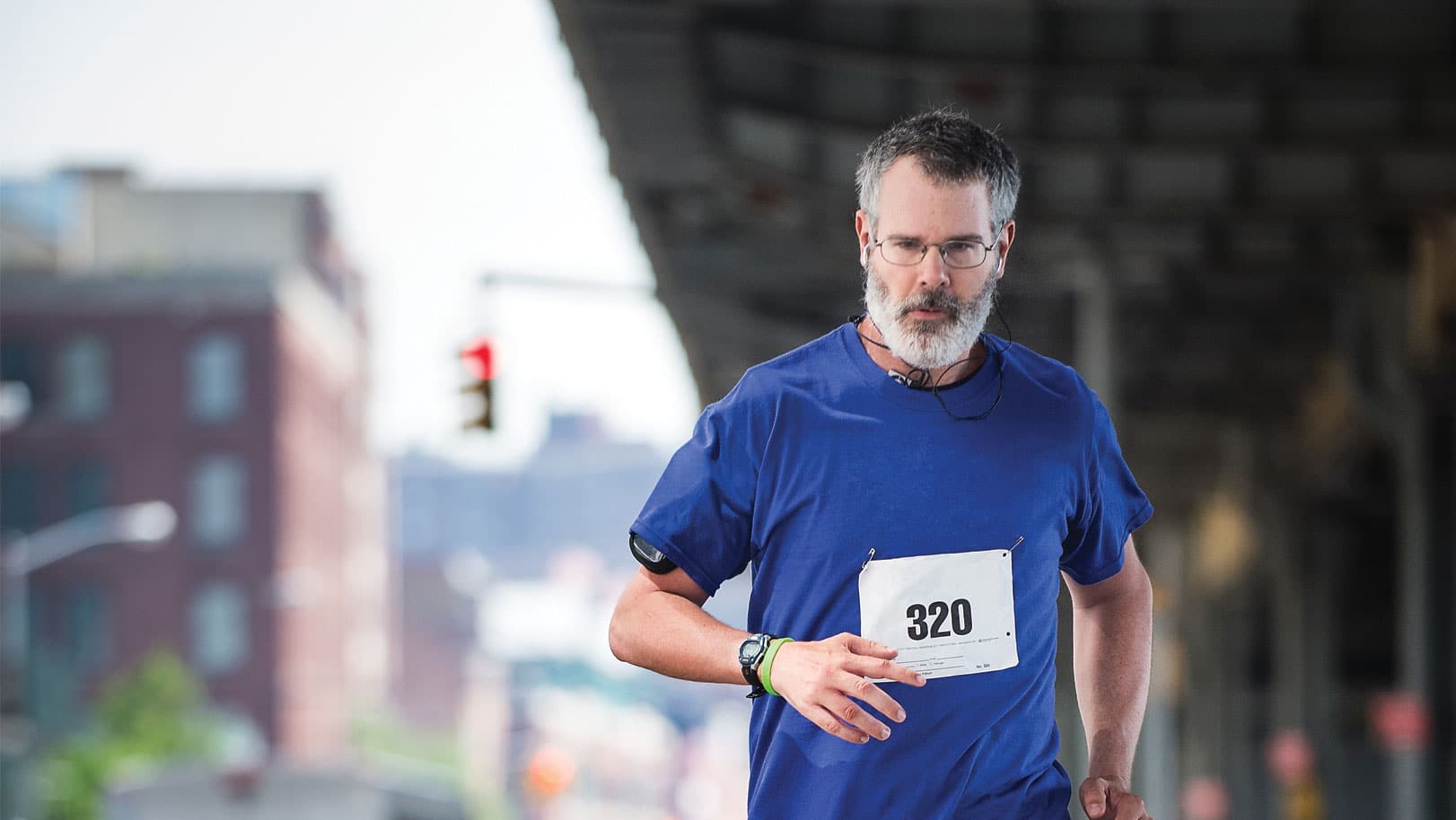 A man running in the Brooklyn Marathon with NYU Langone Health
